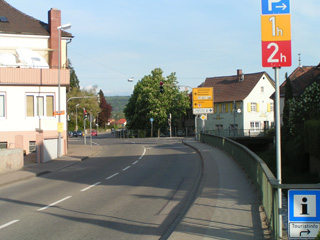 zweite Ampel - gerade aus