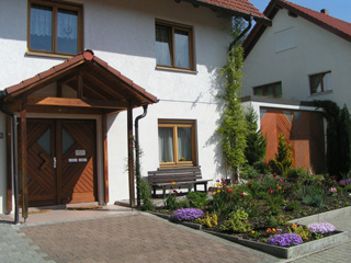 Haus links